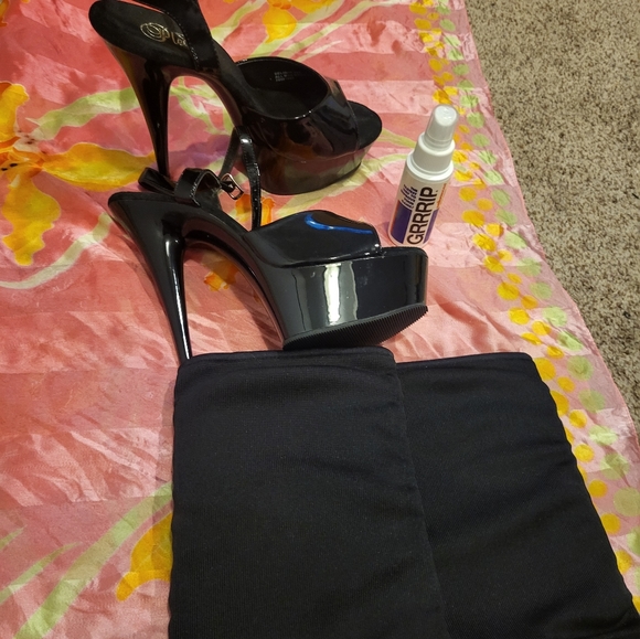 Pole Dancing kit (shoes, knee pads, grip spray) - Picture 2 of 5
